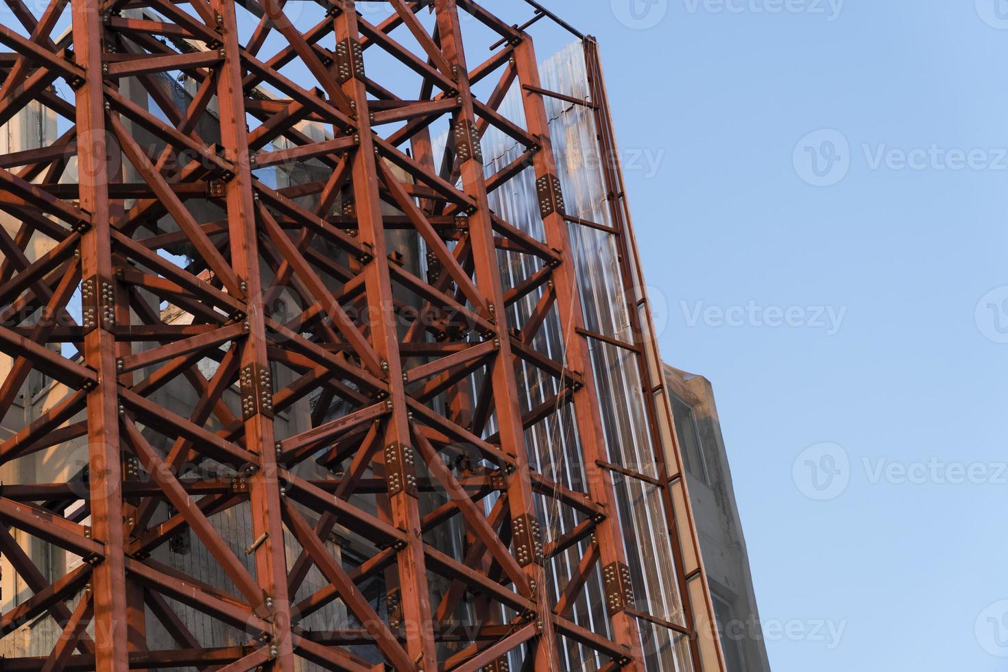 oranjekleurige metalen steigers buiten een gebouw foto