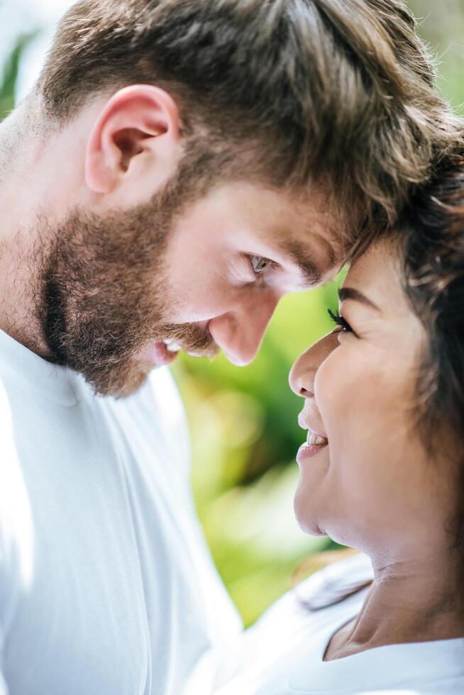 gelukkig lachend paar diversiteit in liefdesmoment samen foto