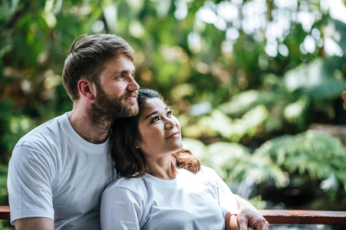 gelukkig lachend paar diversiteit in liefdesmoment samen foto