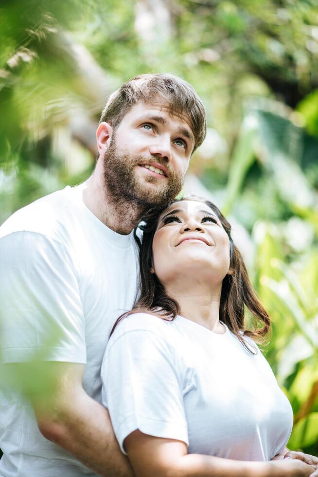 gelukkig lachend paar diversiteit in liefdesmoment samen foto