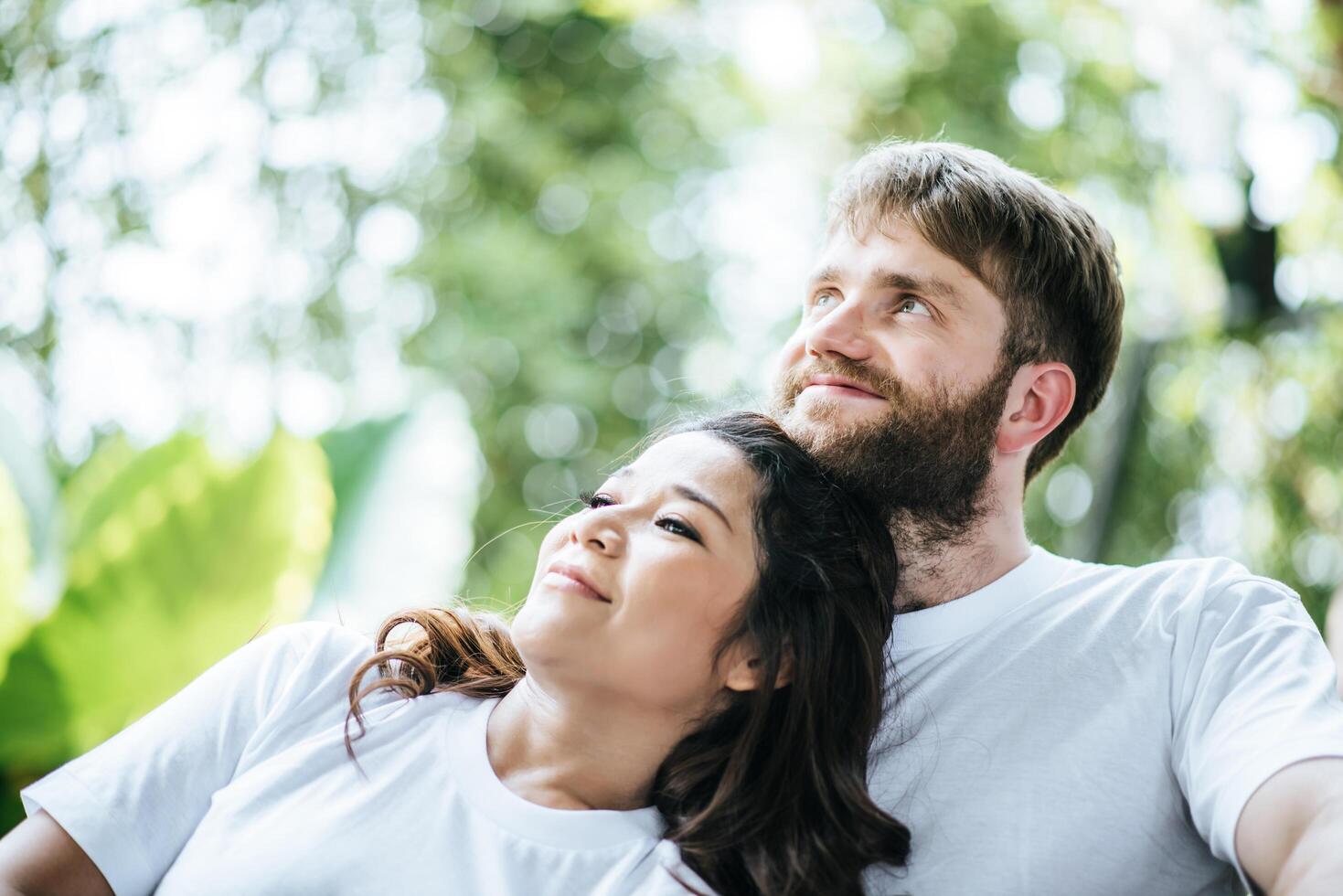 gelukkig lachend paar diversiteit in liefdesmoment samen foto