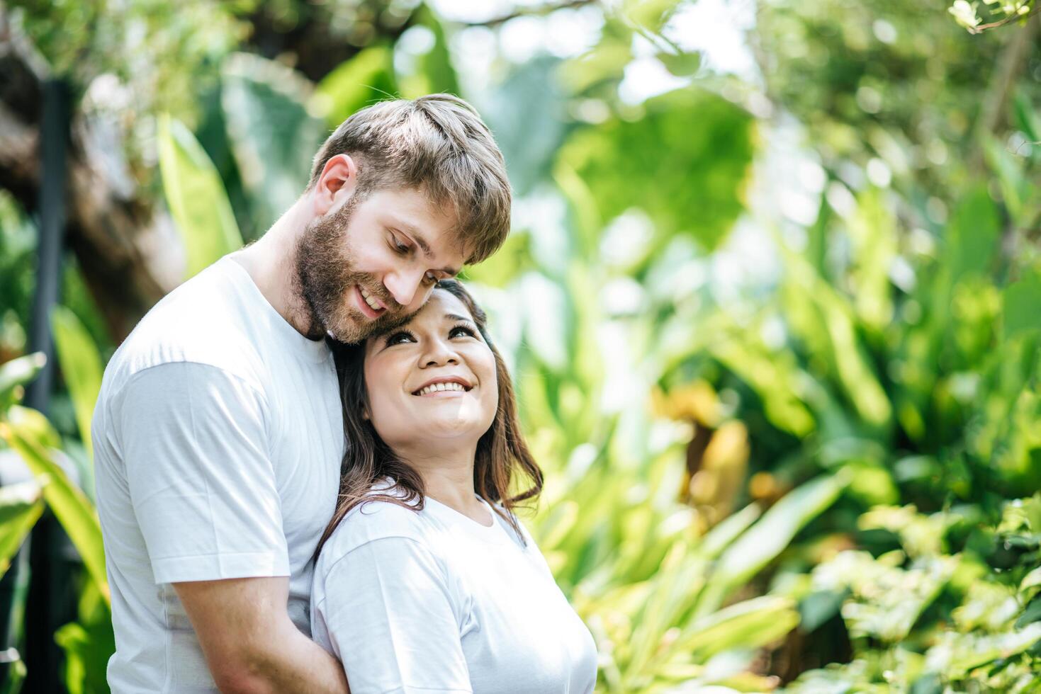 gelukkig lachend paar diversiteit in liefdesmoment samen foto