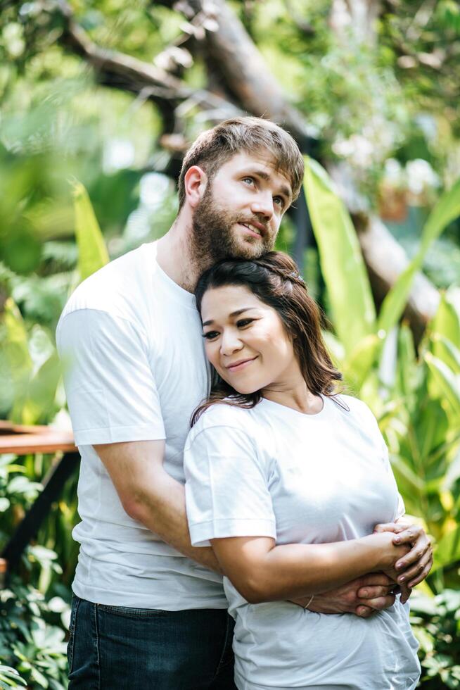 gelukkig lachend paar diversiteit in liefdesmoment samen foto