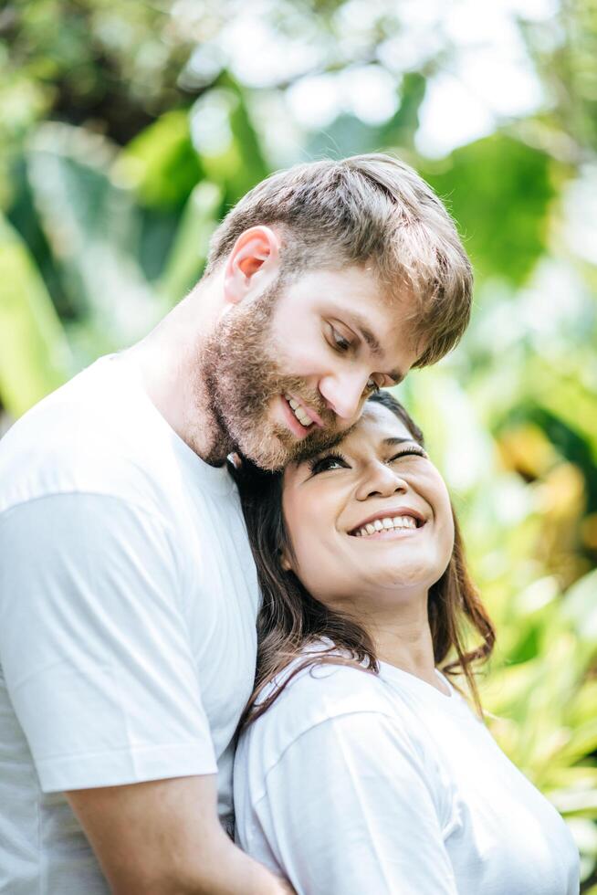 gelukkig lachend paar diversiteit in liefdesmoment samen foto