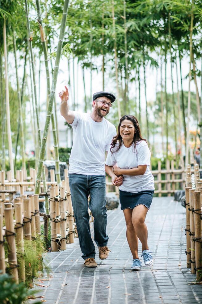 gelukkig lachend paar diversiteit in liefdesmoment samen foto