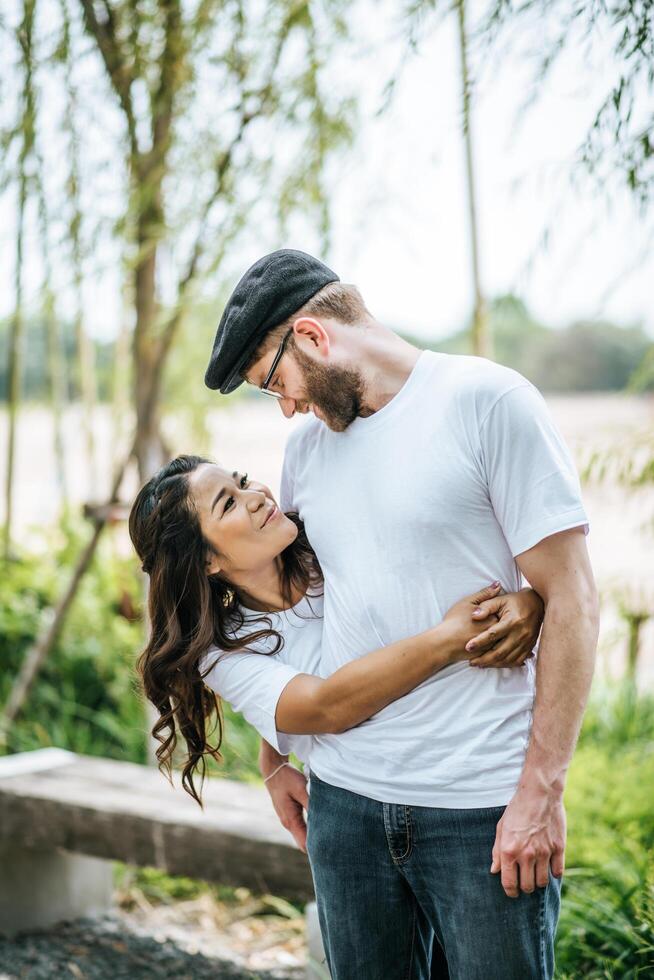 gelukkig lachend paar diversiteit in liefdesmoment samen foto