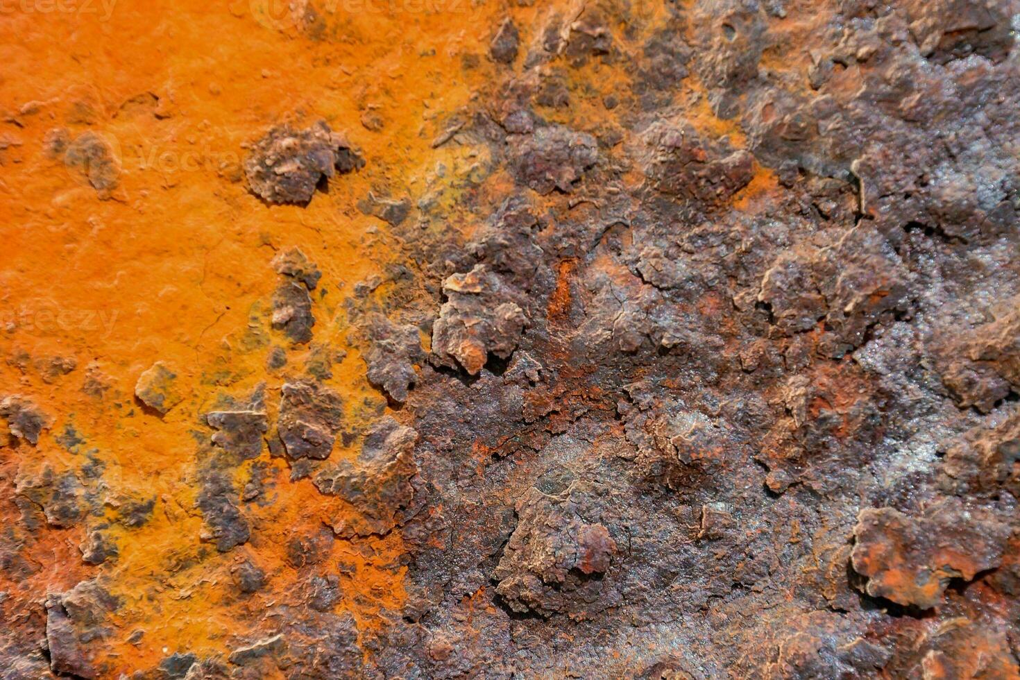 roestig oranje metaal oppervlakte met sommige Roest Aan het foto