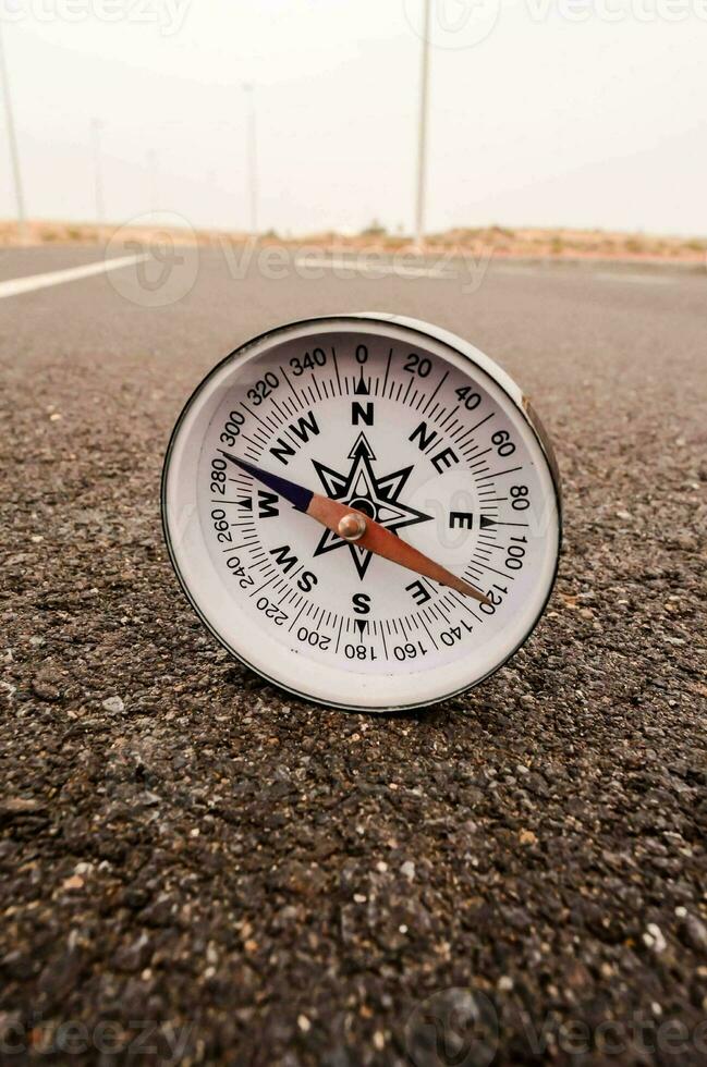 een kompas Aan de weg foto