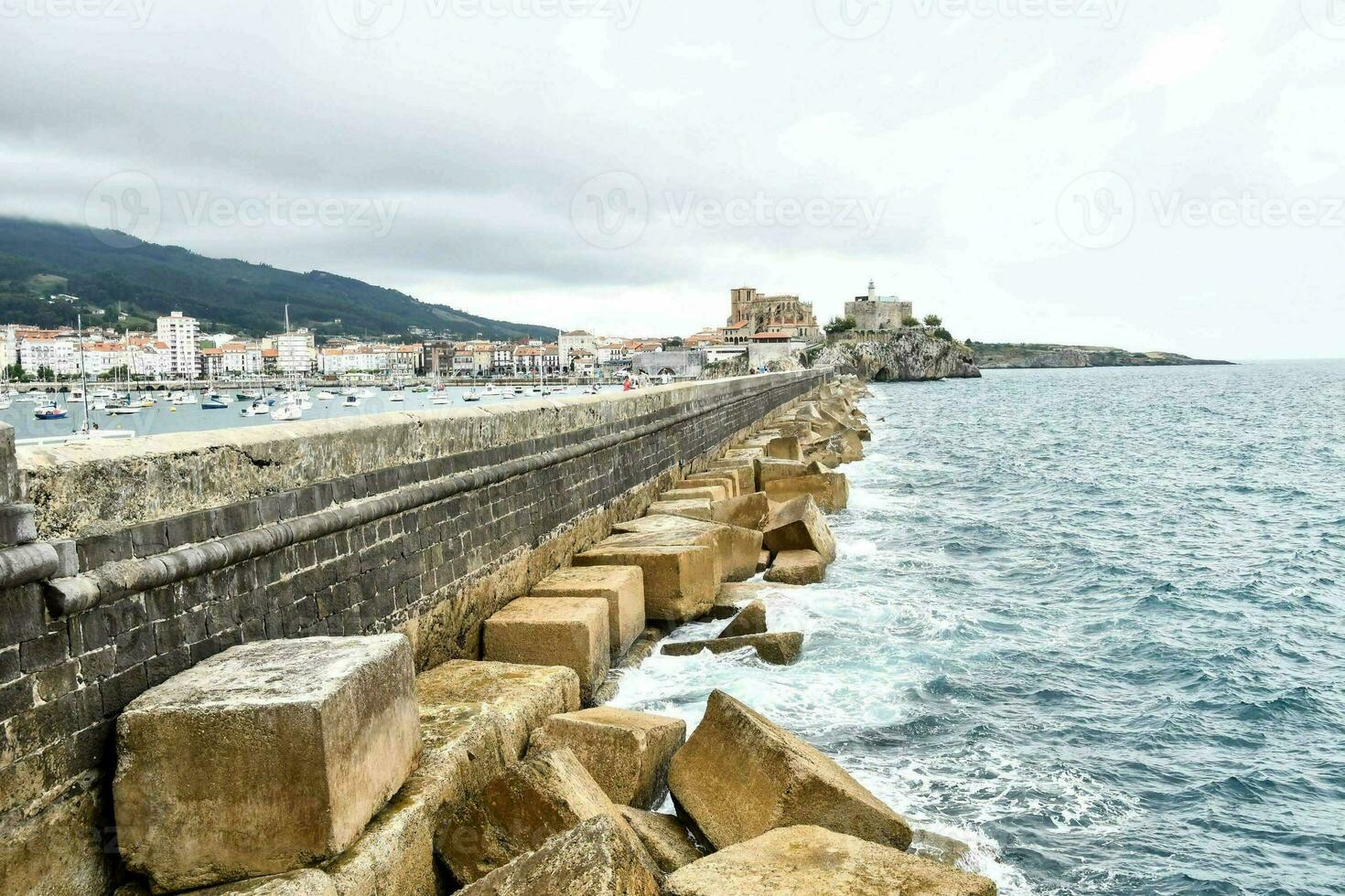 de zee en de kasteel van santander foto