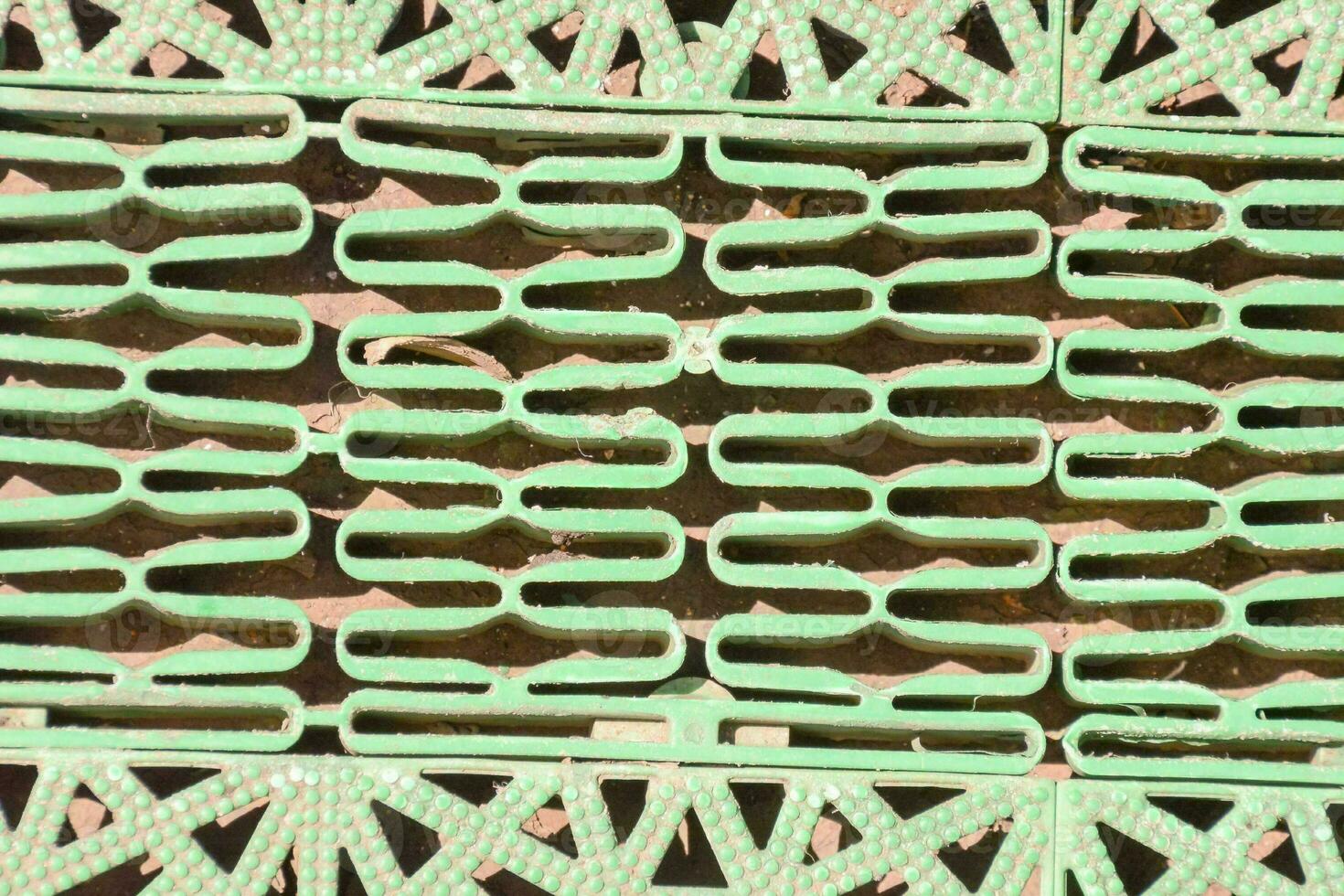 een groen rooster met een patroon van pleinen foto
