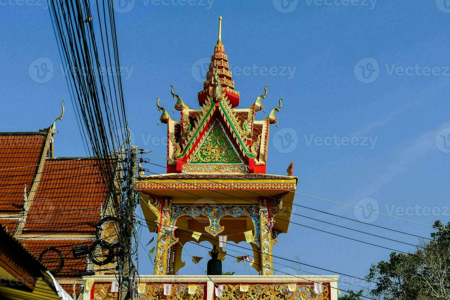 een kleurrijk pagode Aan top van een gebouw foto