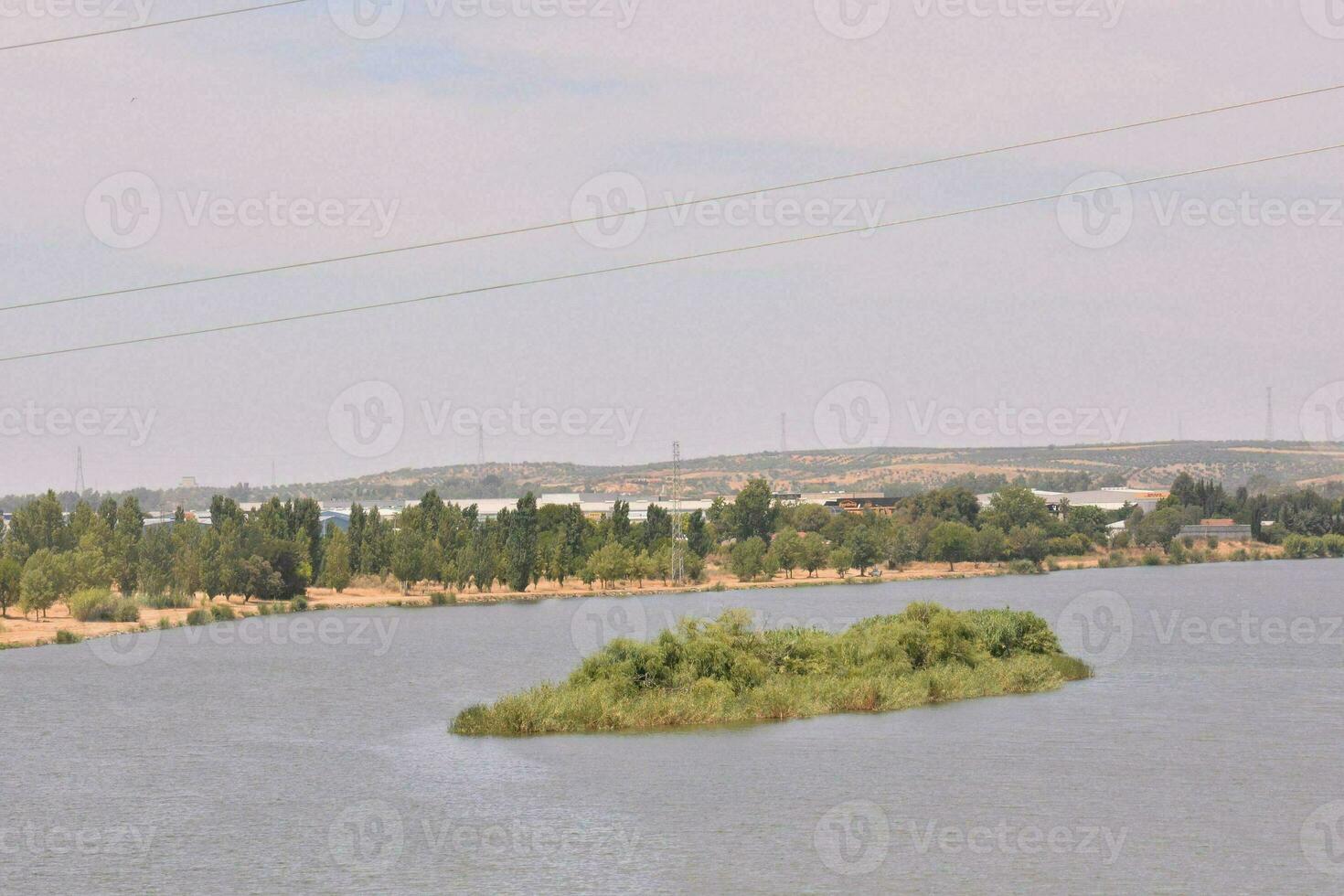 een rivier- met een klein eiland in de midden- foto