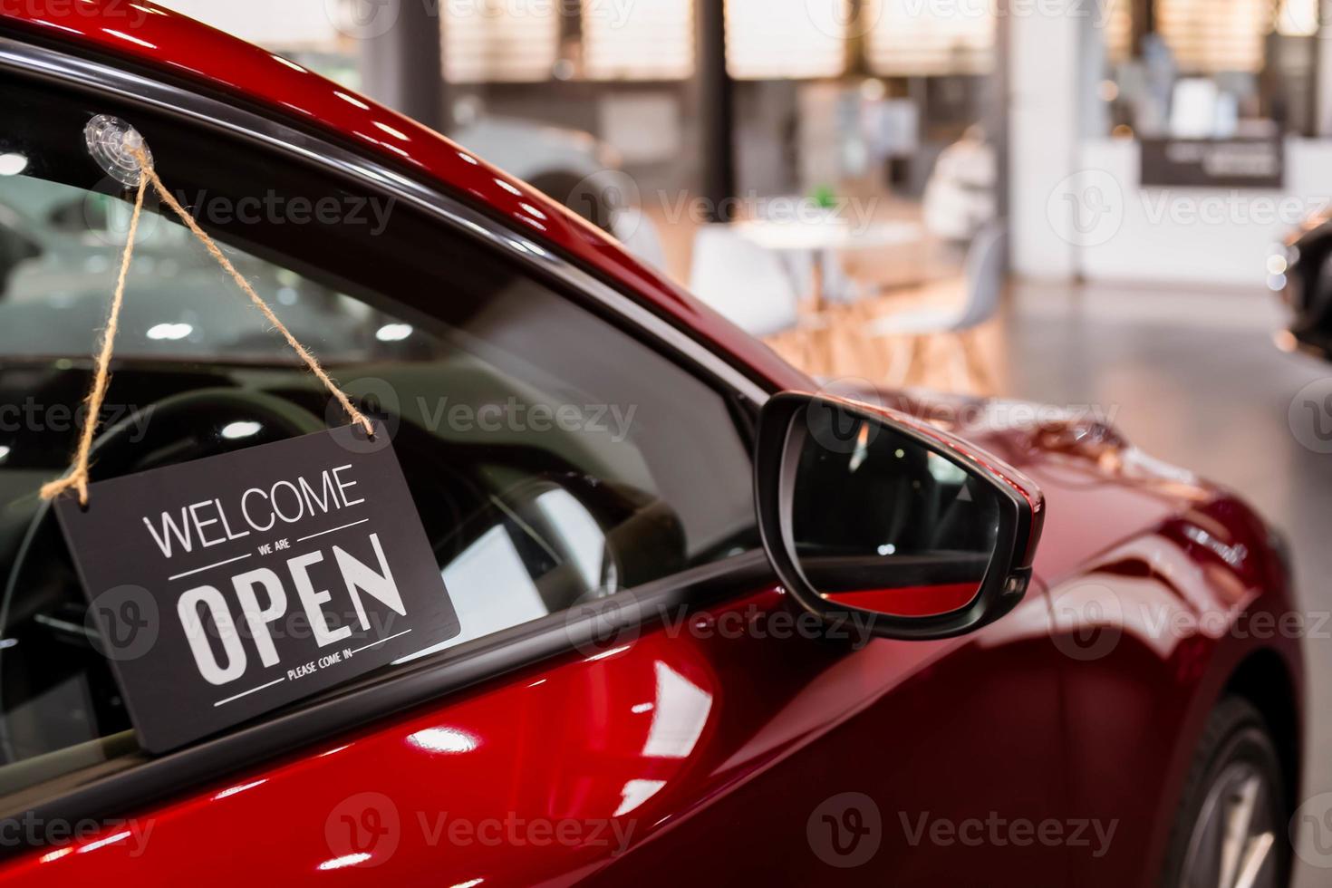 open auto met rode auto in dealer voor deur auto-ideeën ontgrendel vrijheid toeristisch reizen voor lifestyle klant van verkoper teken welkom nieuwe normol tijdens coronavirusziekte covid-19 ontgrendel lockdown foto