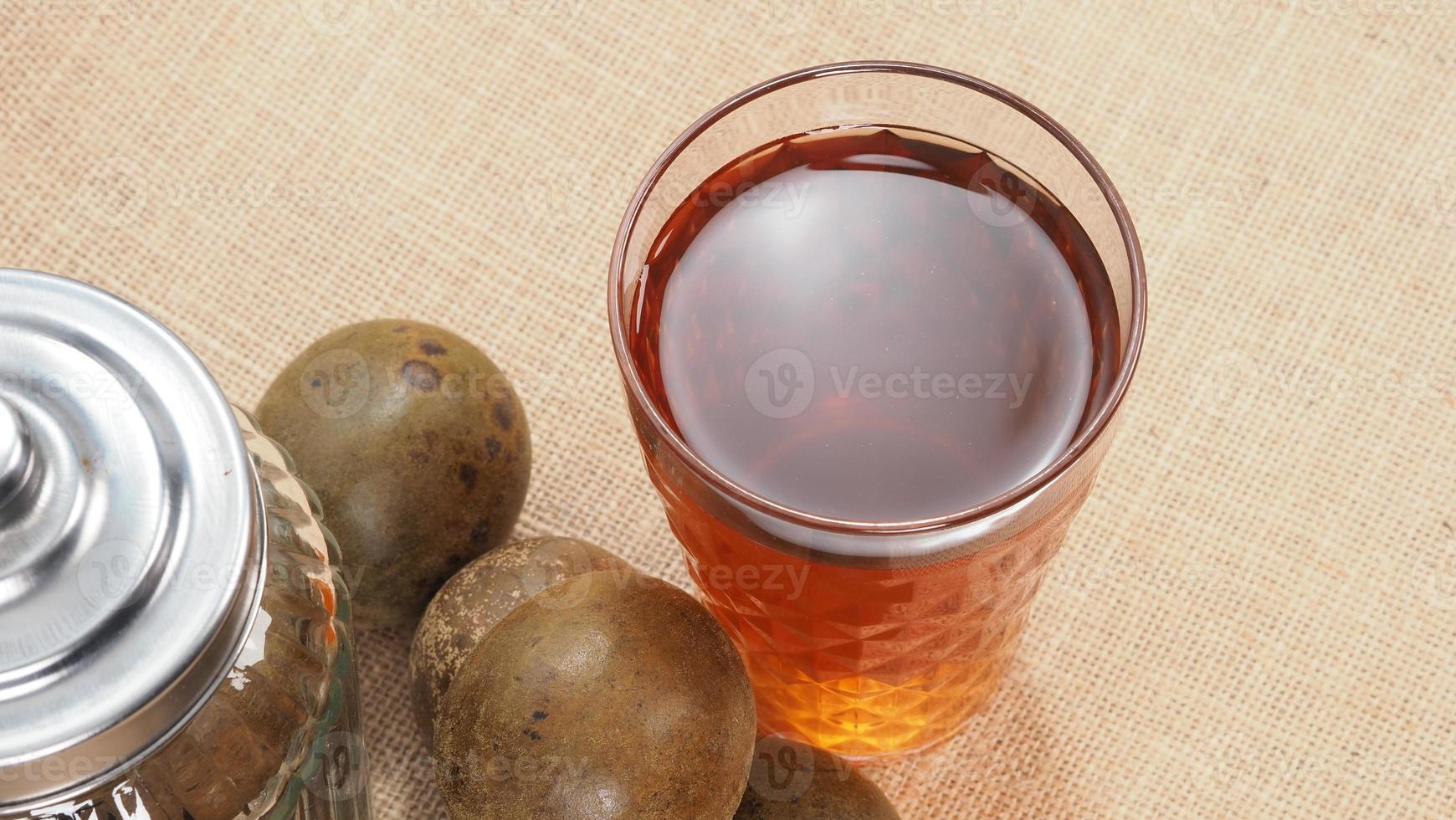 monniksvrucht of luo han guo. gedroogd fruit voor een gezonde zoetstofdrank. foto