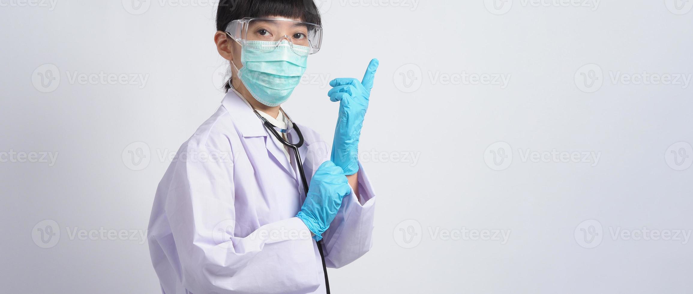 handschoenen dragen. aziatische arts draagt blauwe rubberen nitrilhandhandschoen. foto