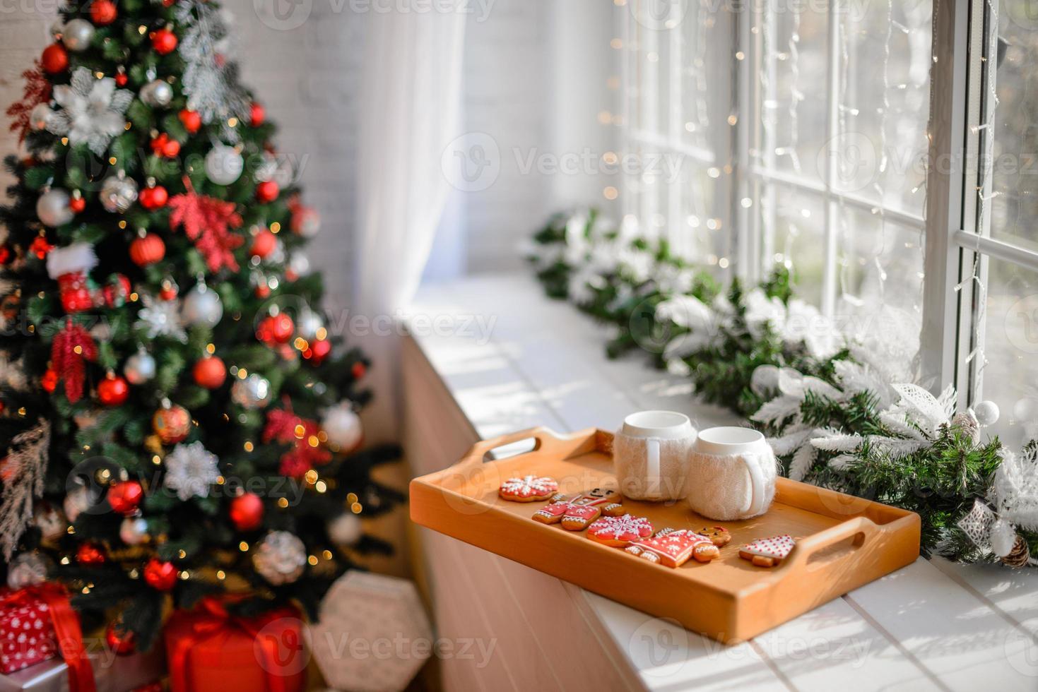 prachtig kerstfeestelijk interieur in een landhuis op kerstavond foto