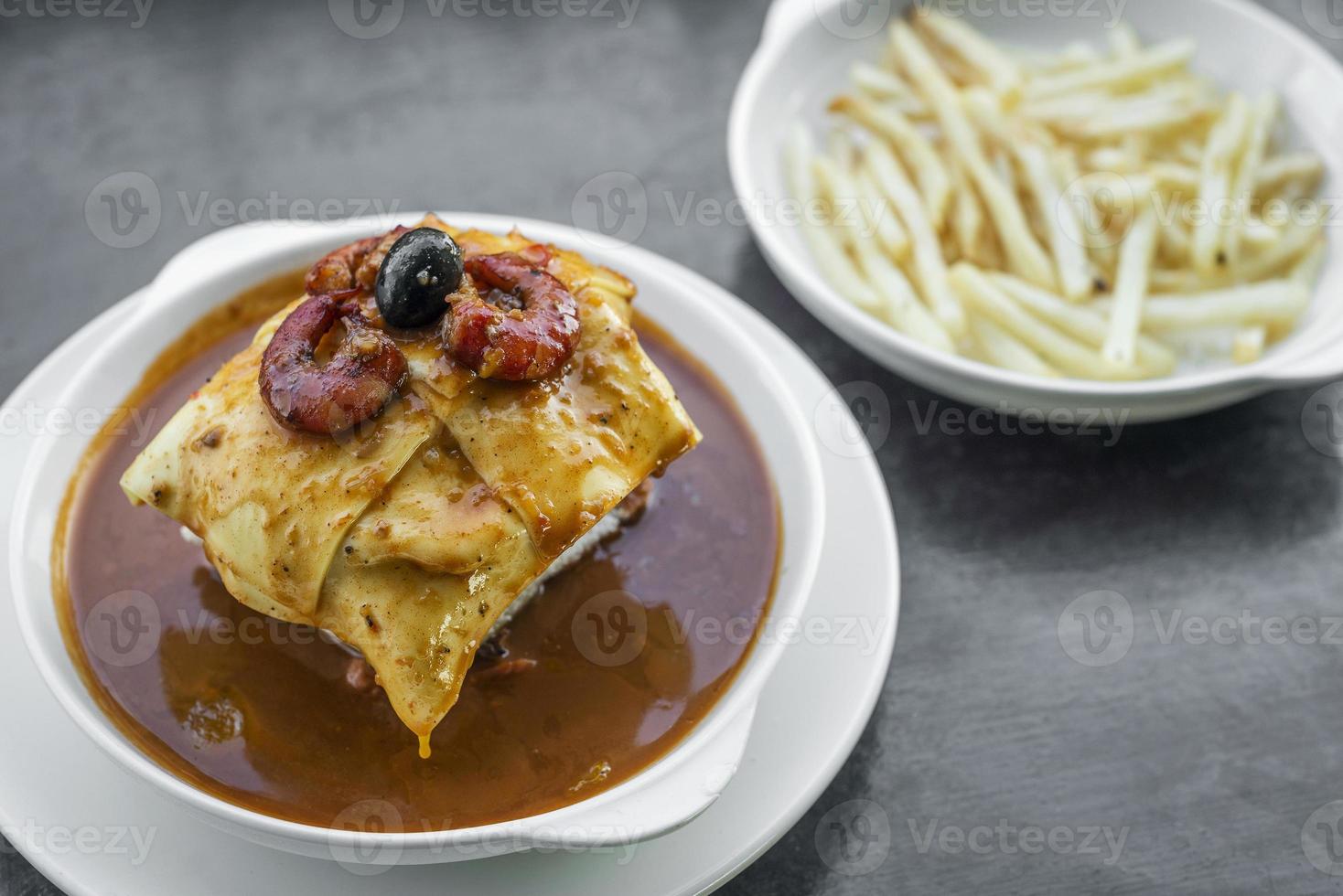 francesinha traditioneel vlees kaas pittige saus tosti porto portugal foto