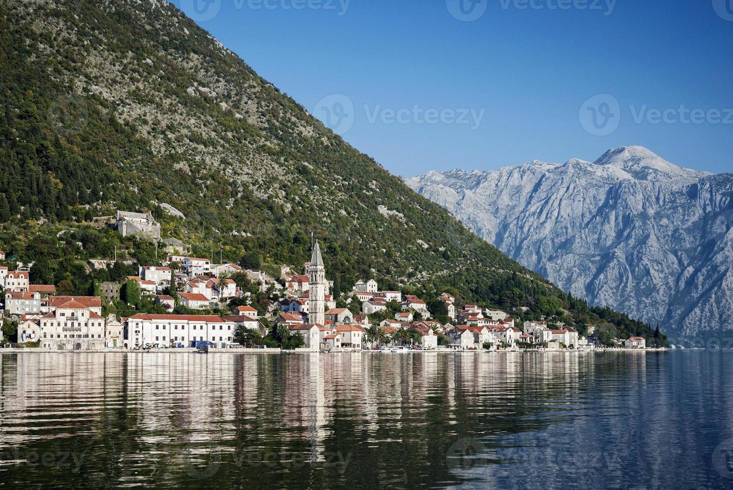 perast traditioneel balkan dorp berglandschap in de buurt van kotor in montenegro foto