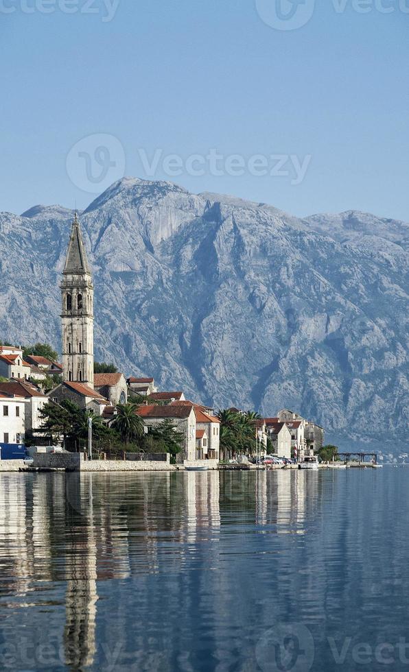 perast traditioneel balkan dorp berglandschap in de buurt van kotor in montenegro foto