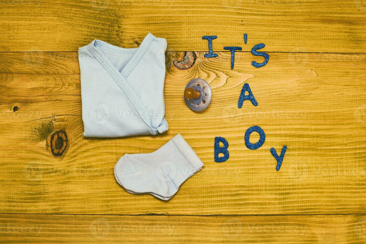 tekst zijn een jongen met baby benodigdheden Aan houten tafel foto