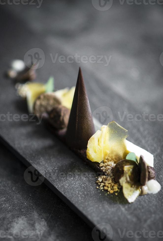 gastronomische moderne gedeconstrueerde chocoladetaart en dessertschotel met gedroogd fruit foto