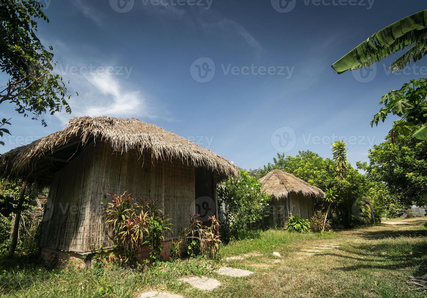traditionele bungalow in tropische fruitplantage in de buurt van kampot cambodja foto