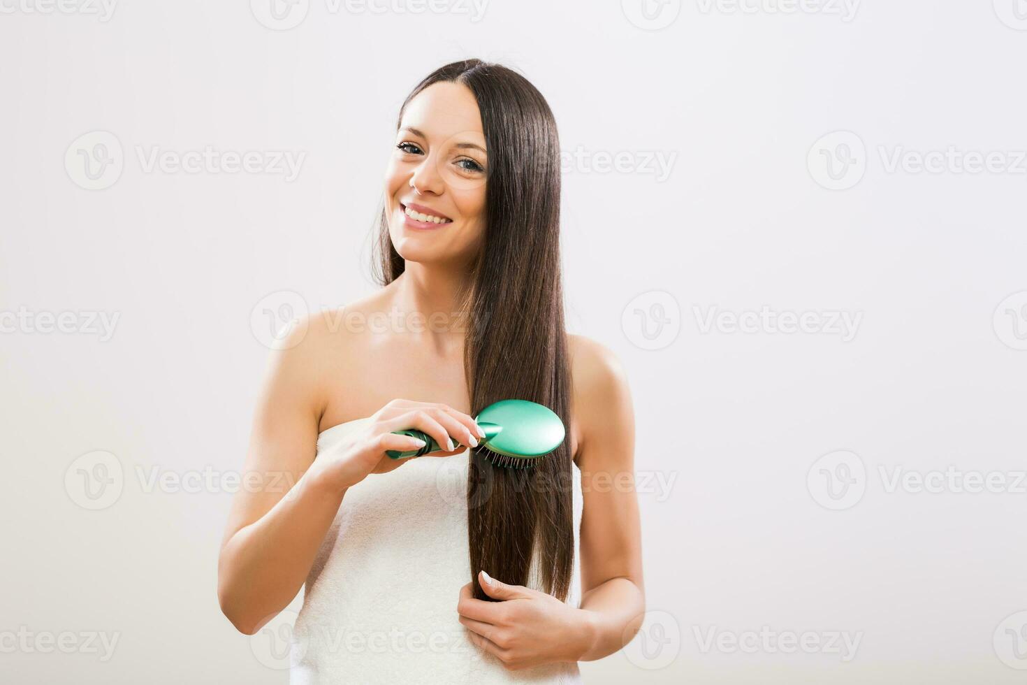 vrolijk vrouw poetsen haar mooi lang haar- foto