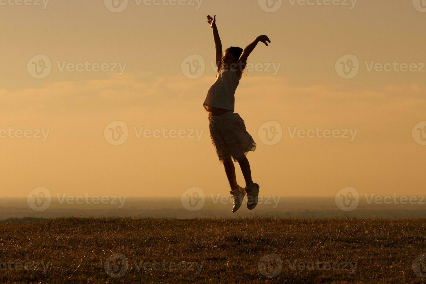 gelukkig weinig meisje jumping in de natuur foto