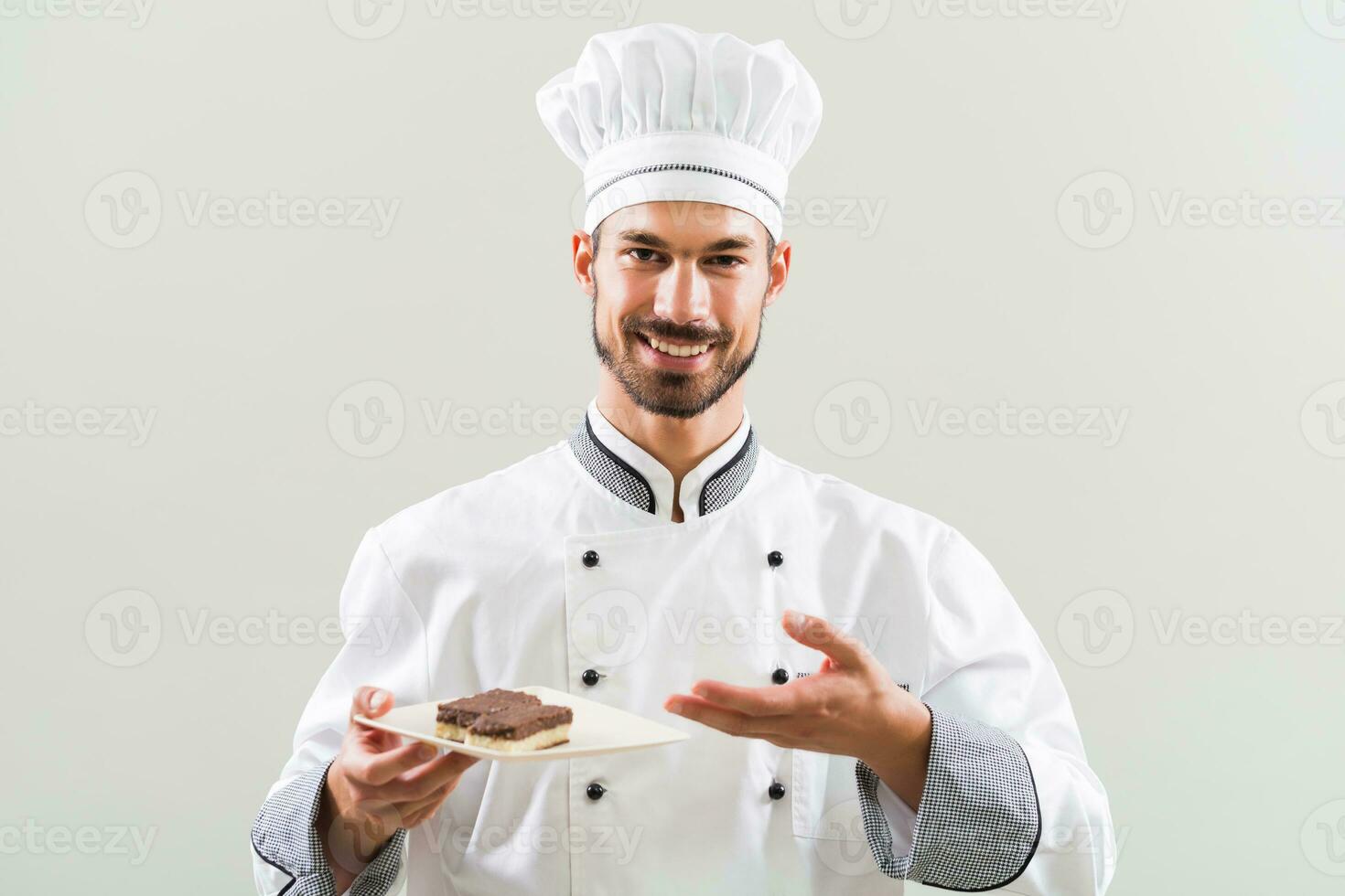 banketbakker is tonen plakjes van taart Aan grijs achtergrond foto