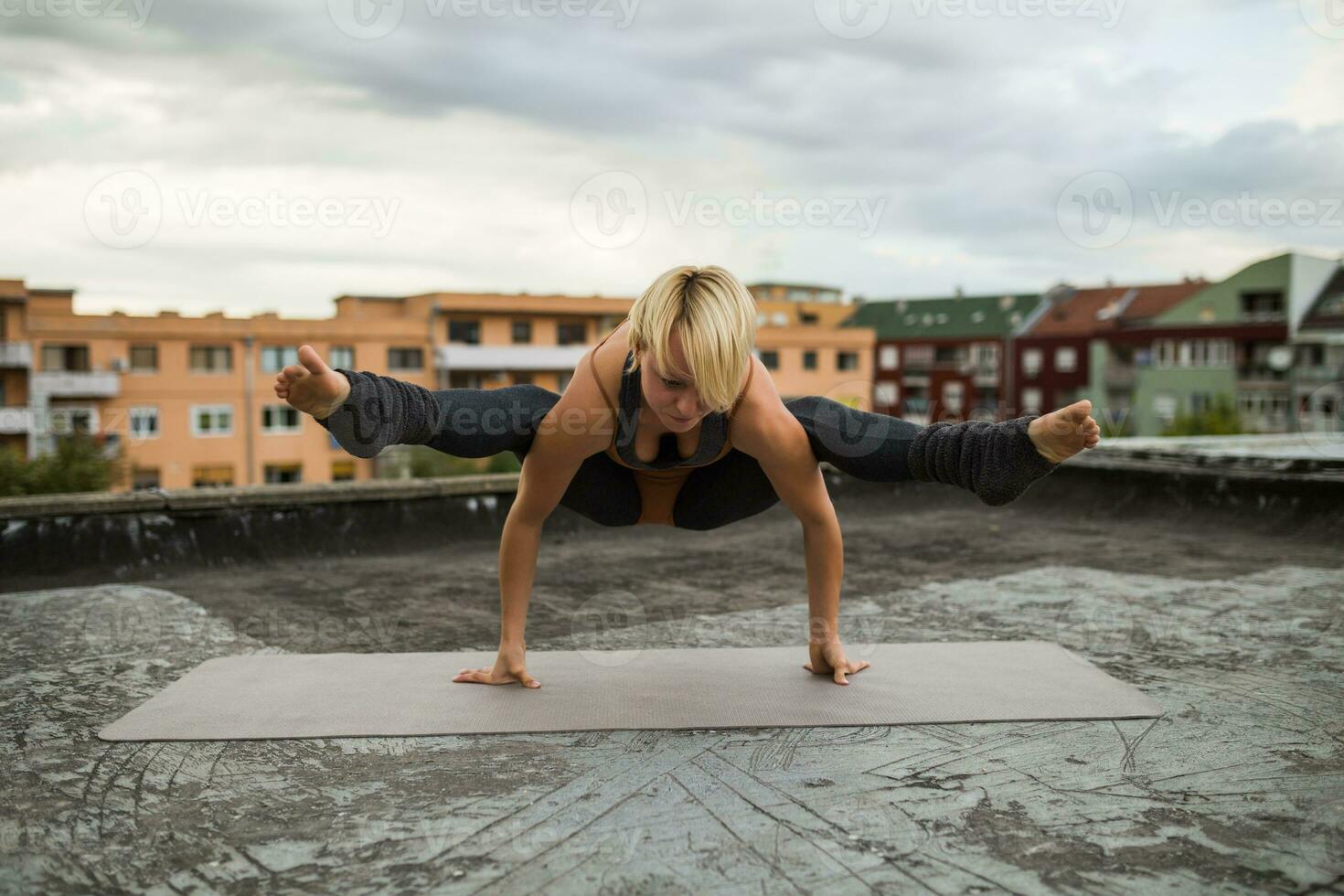 vrouw beoefenen yoga Aan de dak foto