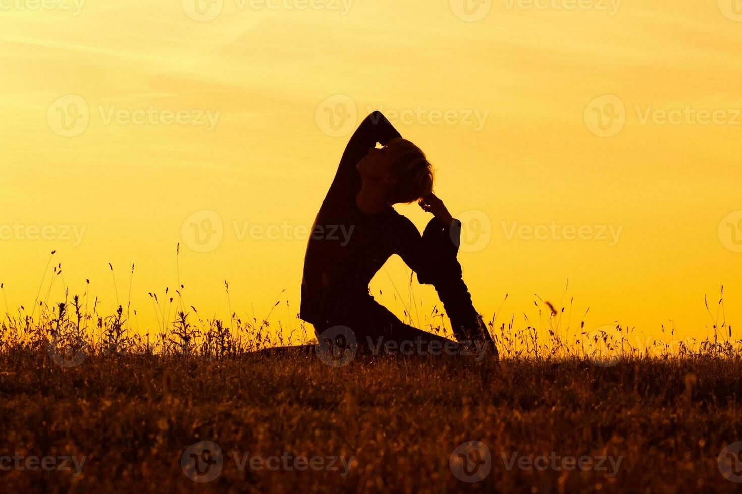 silhouet van vrouw aan het doen yoga foto