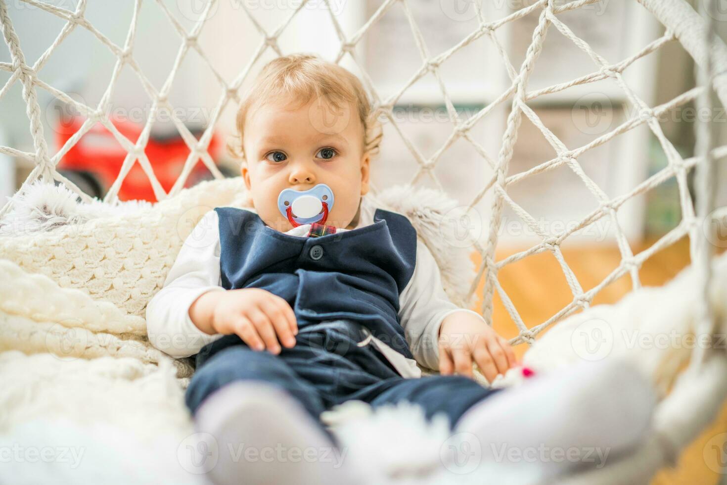 beeld van schattig baby jongen met fopspeen zittend foto
