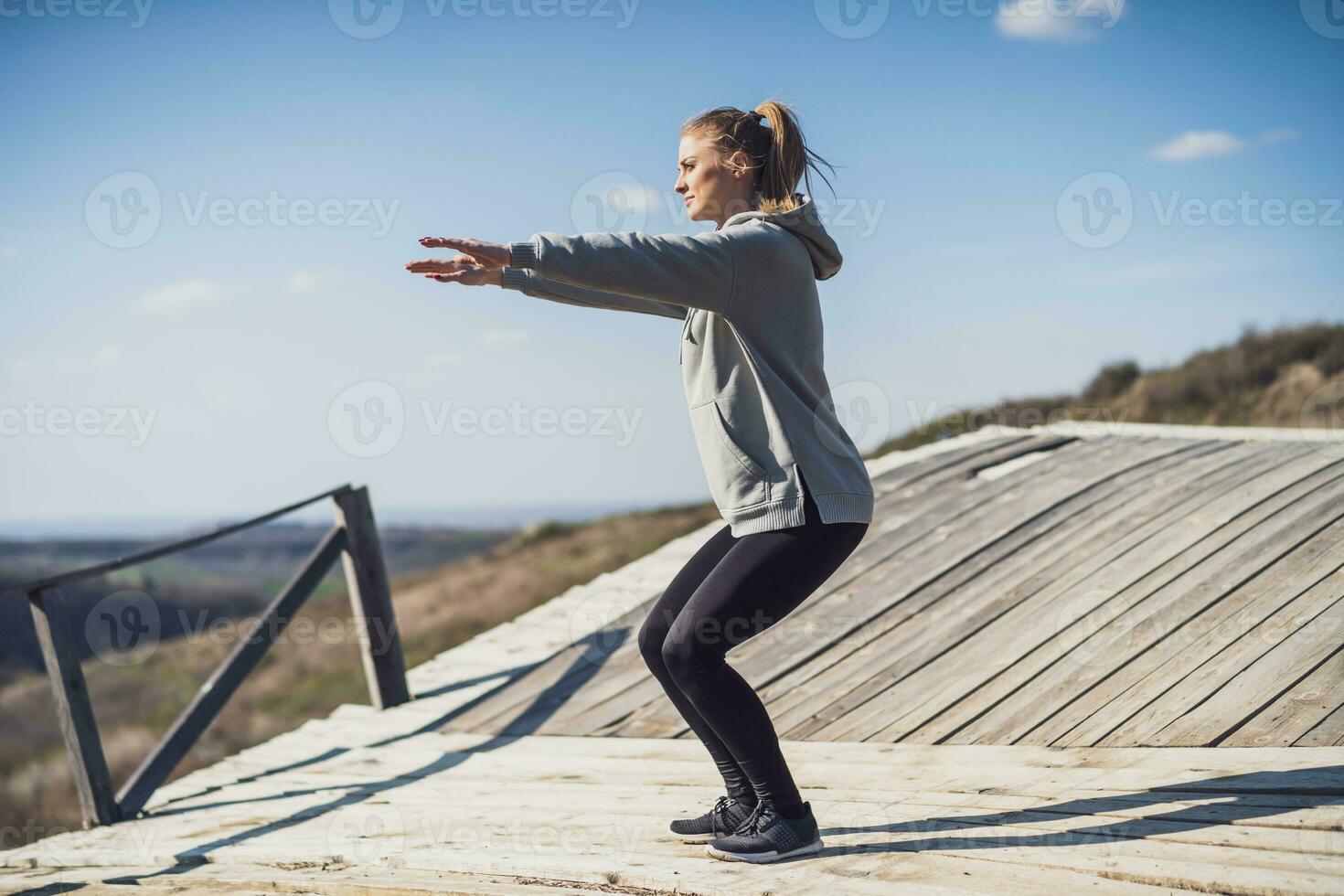 vrouw geniet oefenen Bij de oud houten brug in natuur foto