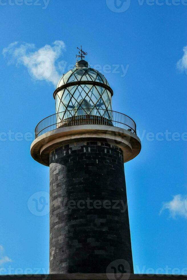 een vuurtoren tegen een blauw lucht foto