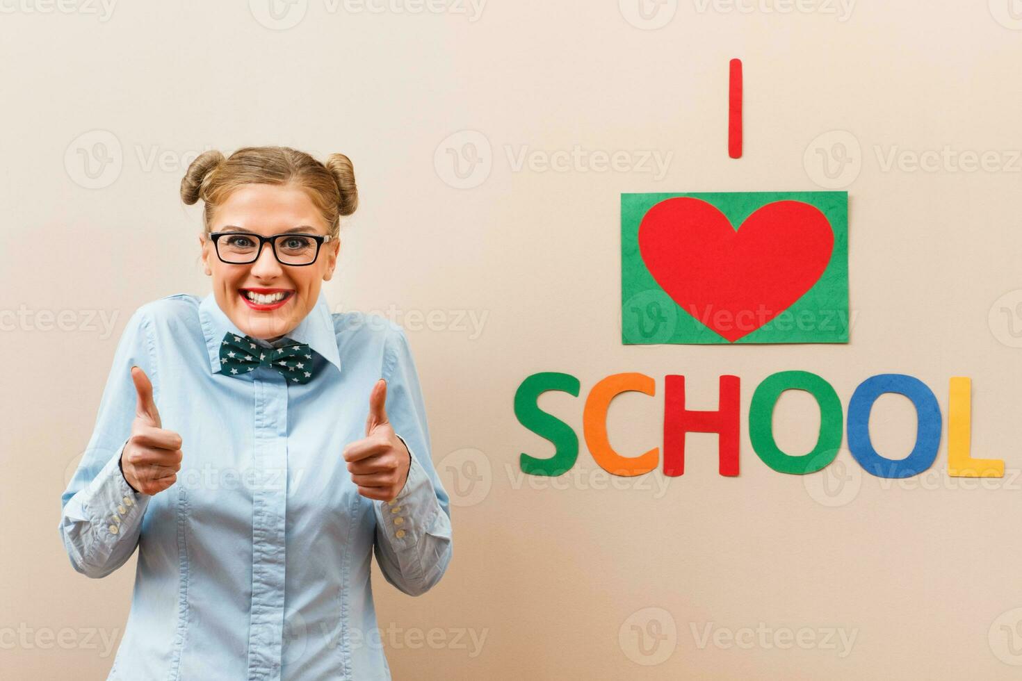 portret van nerdachtig leerling tonen duim omhoog voor school- foto