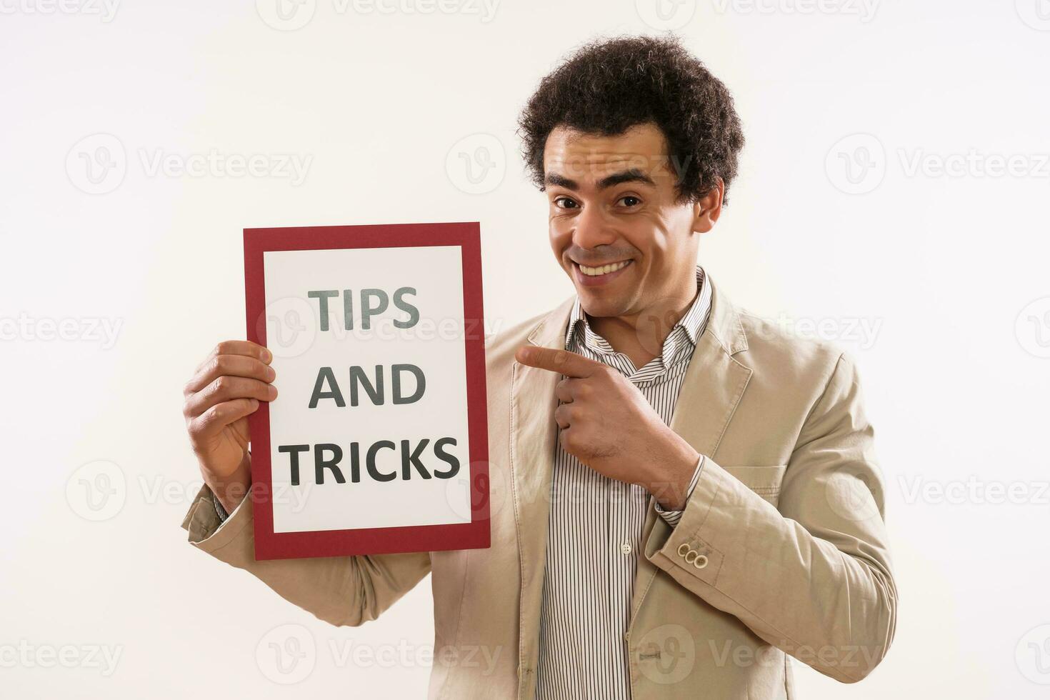 beeld van zakenman Holding papier met tekst tips en trucs foto