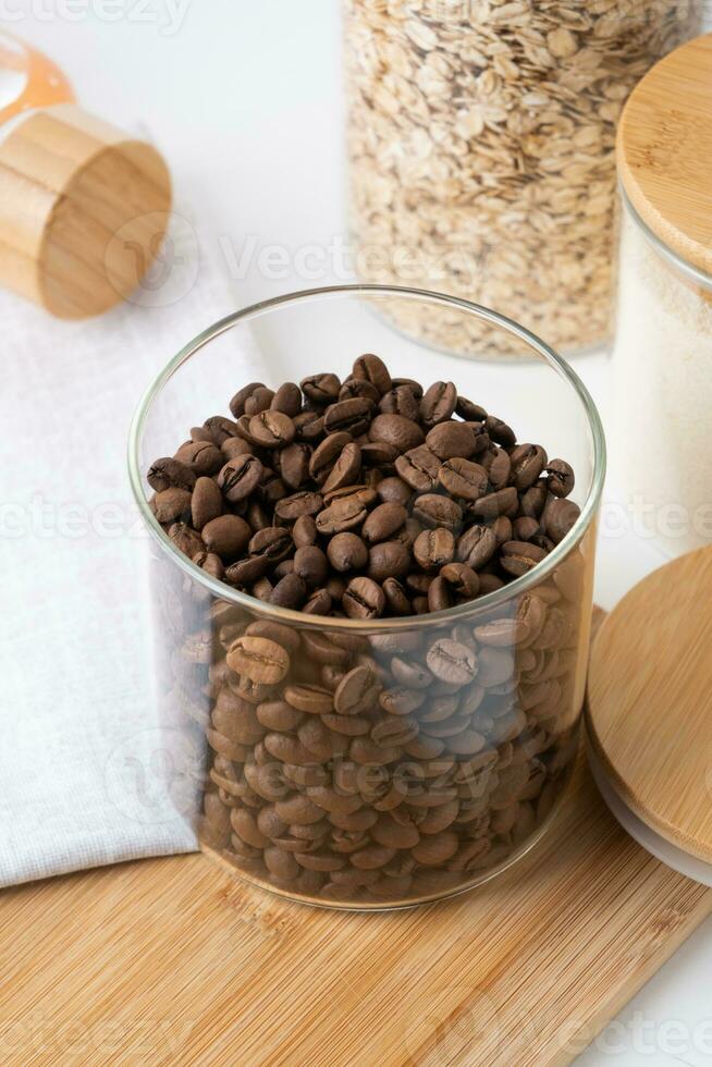 hergebruik glas potten naar op te slaan droog voedsel leven duurzame levensstijl Bij huis. koffie bonen in glas pot foto