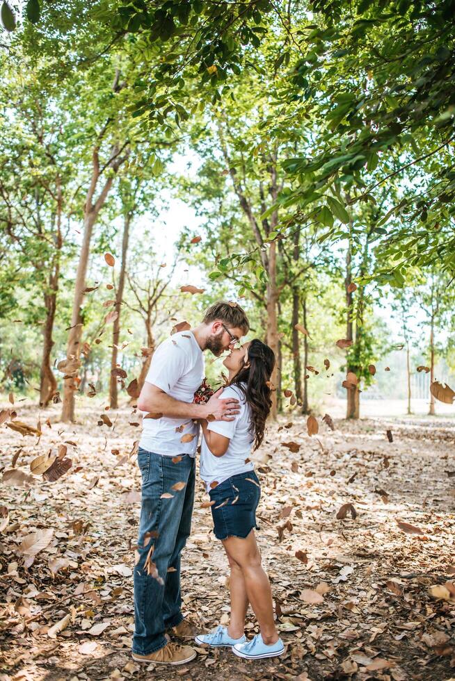 gelukkig lachend paar diversiteit in liefdesmoment samen foto