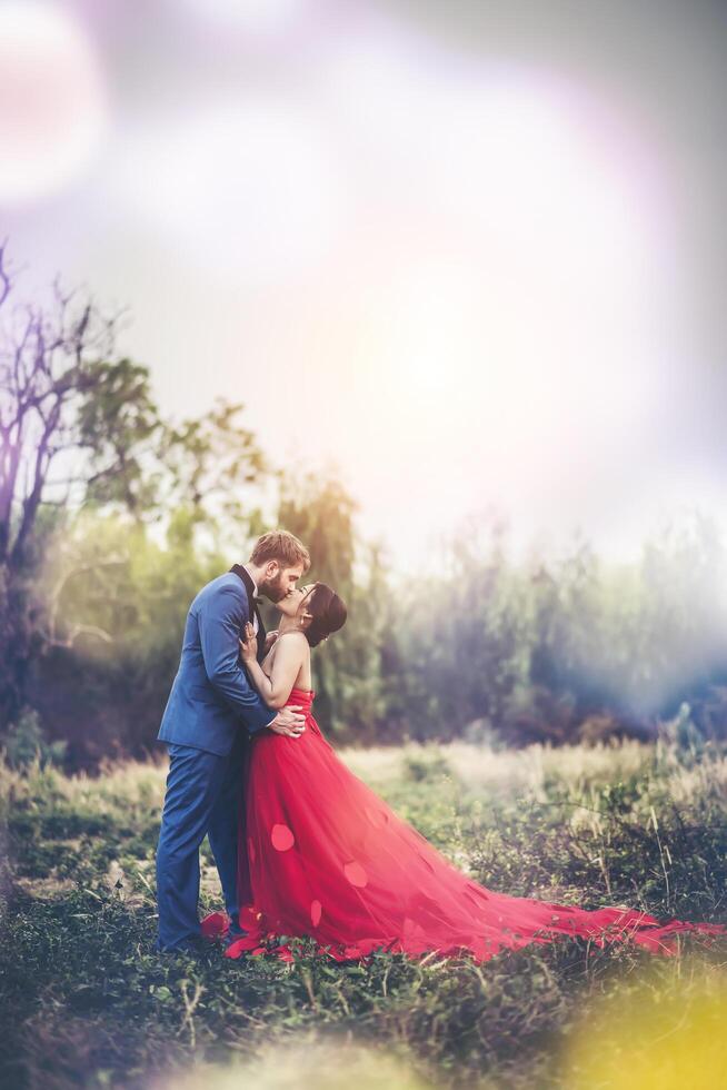 bruid en bruidegom hebben tijd voor romantiek en zijn samen gelukkig foto