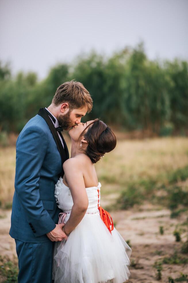 bruid en bruidegom hebben tijd voor romantiek en zijn samen gelukkig foto