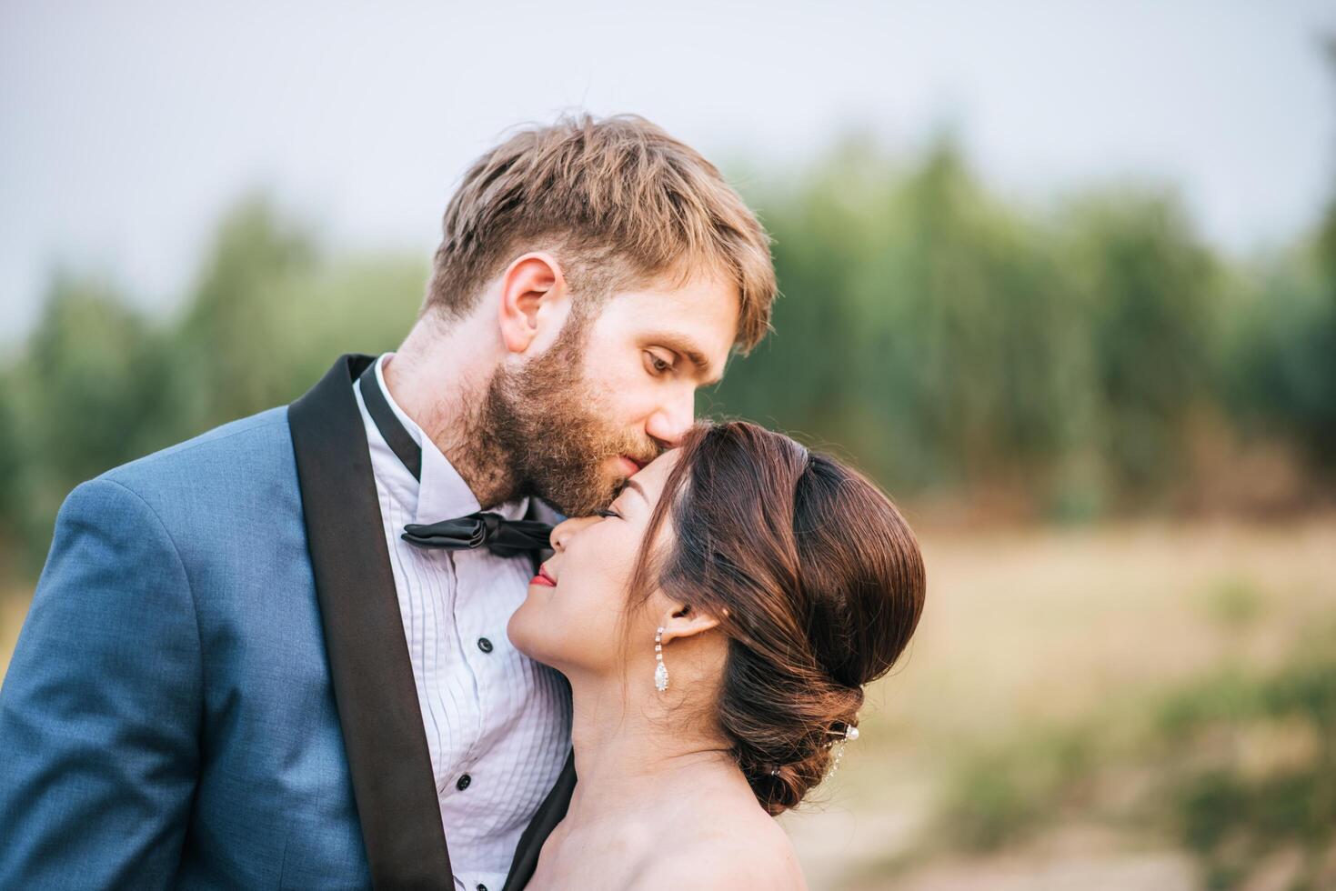 bruid en bruidegom hebben tijd voor romantiek en zijn samen gelukkig foto