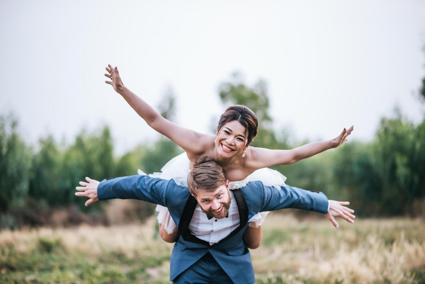 bruid en bruidegom hebben tijd voor romantiek en zijn samen gelukkig foto