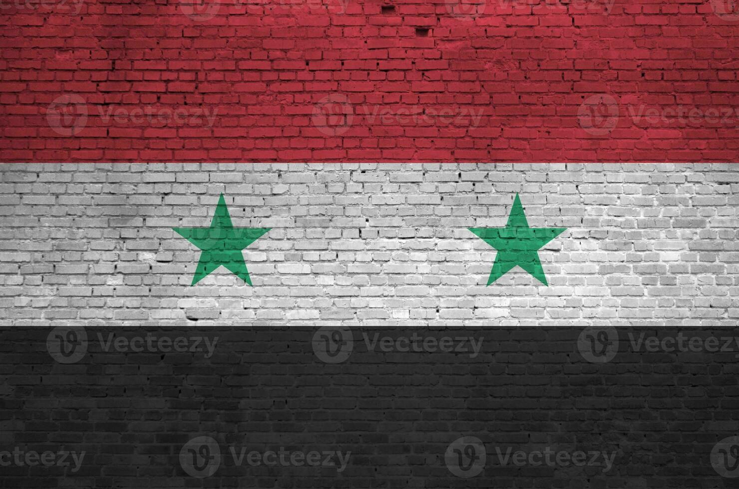 Syrië vlag afgebeeld in verf kleuren Aan oud steen muur. getextureerde banier Aan groot steen muur metselwerk achtergrond foto