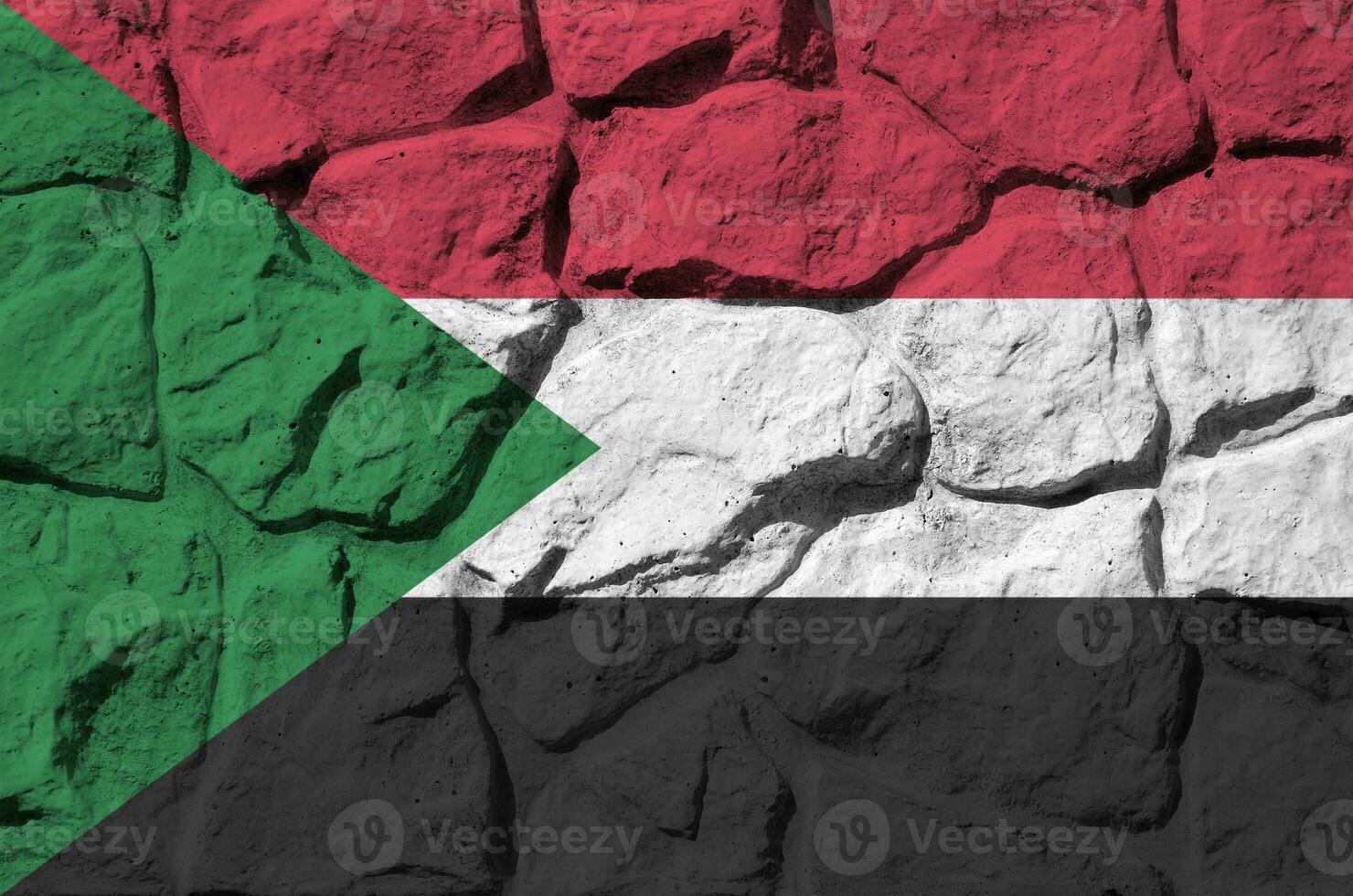 Soedan vlag afgebeeld in verf kleuren Aan oud steen muur detailopname. getextureerde banier Aan rots muur achtergrond foto