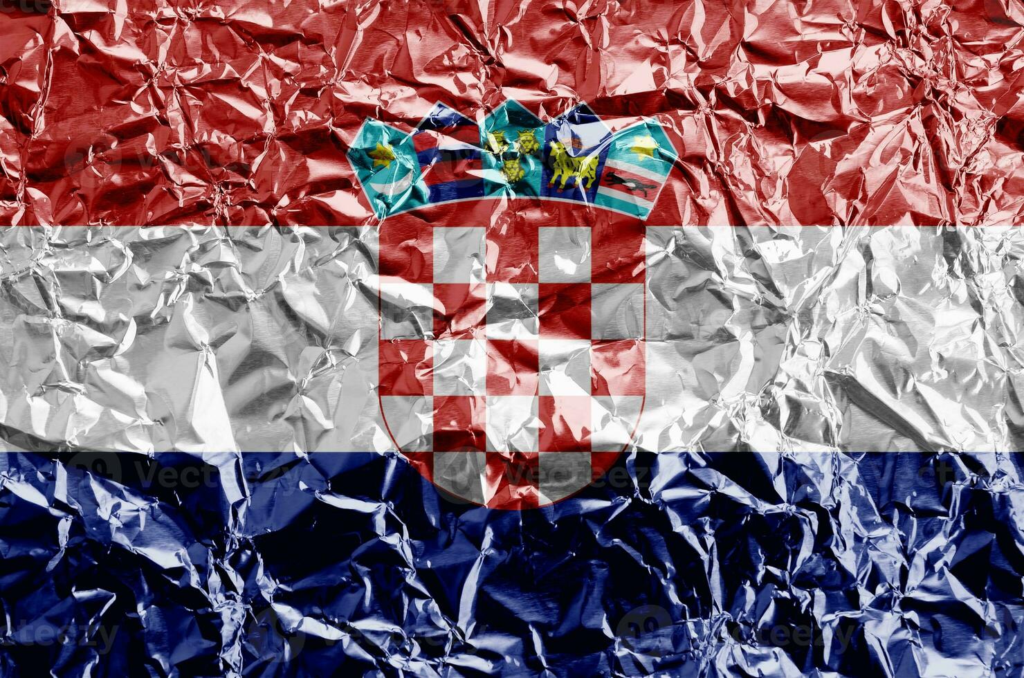 Kroatië vlag afgebeeld in verf kleuren Aan glimmend verfrommeld aluminium folie detailopname. getextureerde banier Aan ruw achtergrond foto