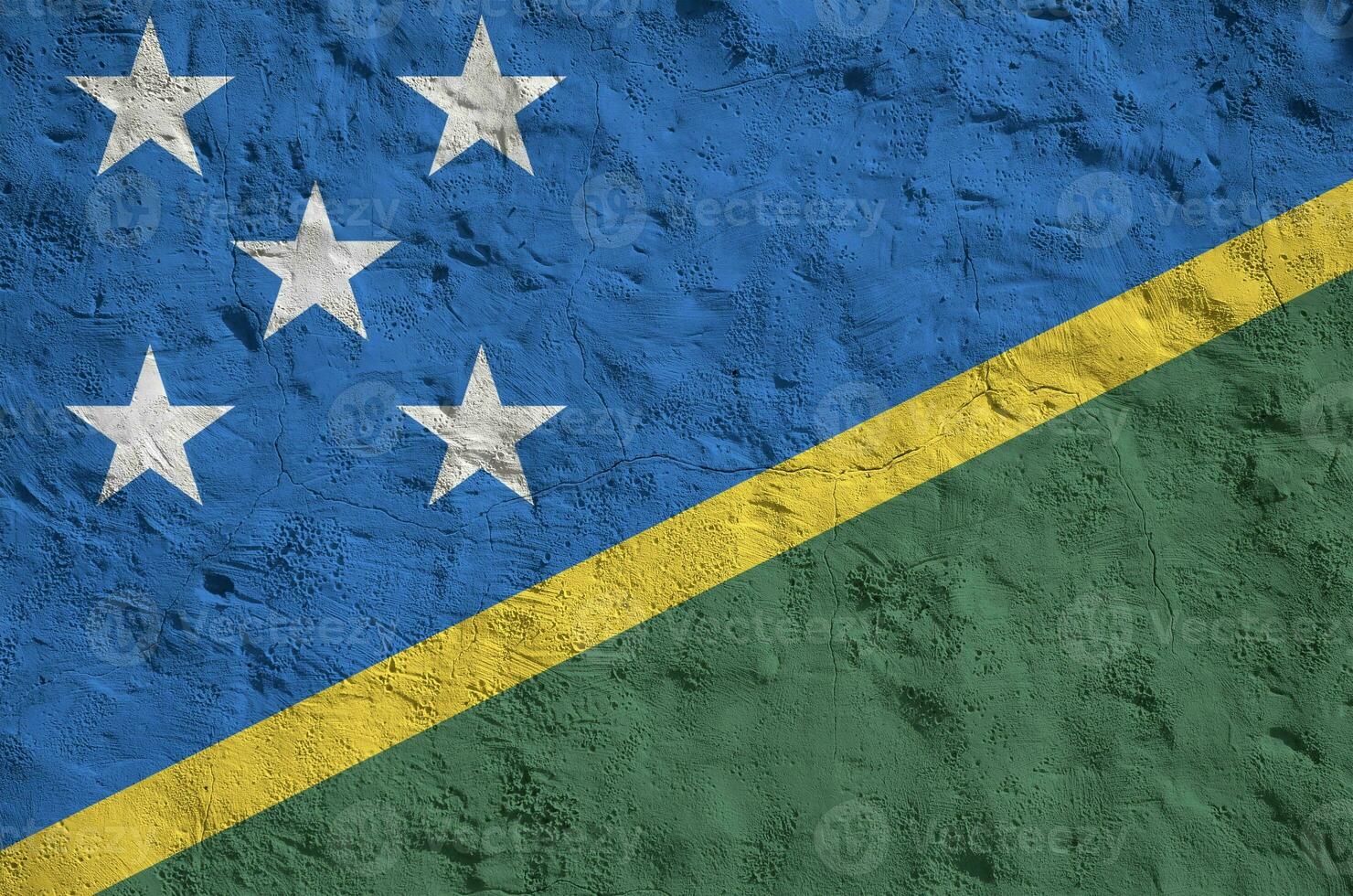 Solomon eilanden vlag afgebeeld in helder verf kleuren Aan oud Verlichting bepleistering muur. getextureerde banier Aan ruw achtergrond foto