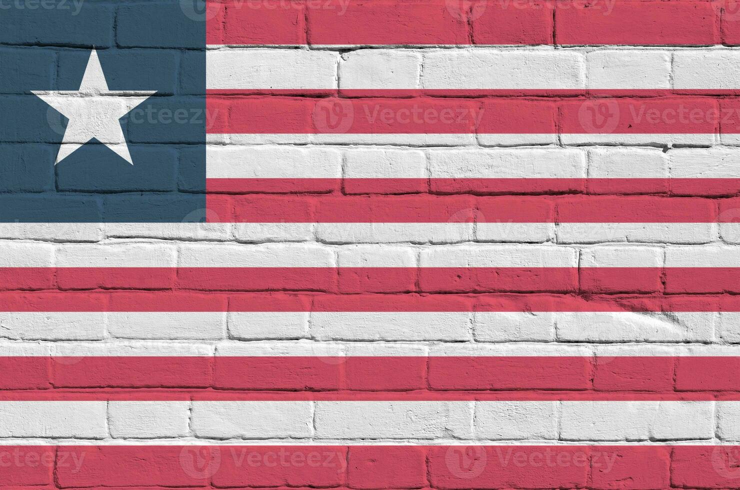 Liberia vlag afgebeeld in verf kleuren Aan oud steen muur. getextureerde banier Aan groot steen muur metselwerk achtergrond foto