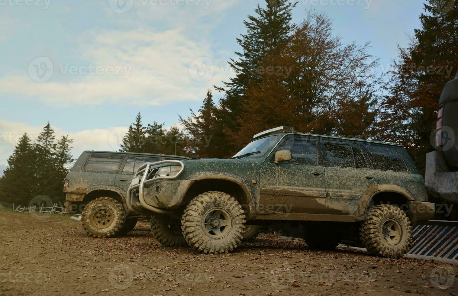 auto- in een platteland landschap met een modder weg. van de weg af 4x4 suv auto- met ditry lichaam na rit in modderig weg foto