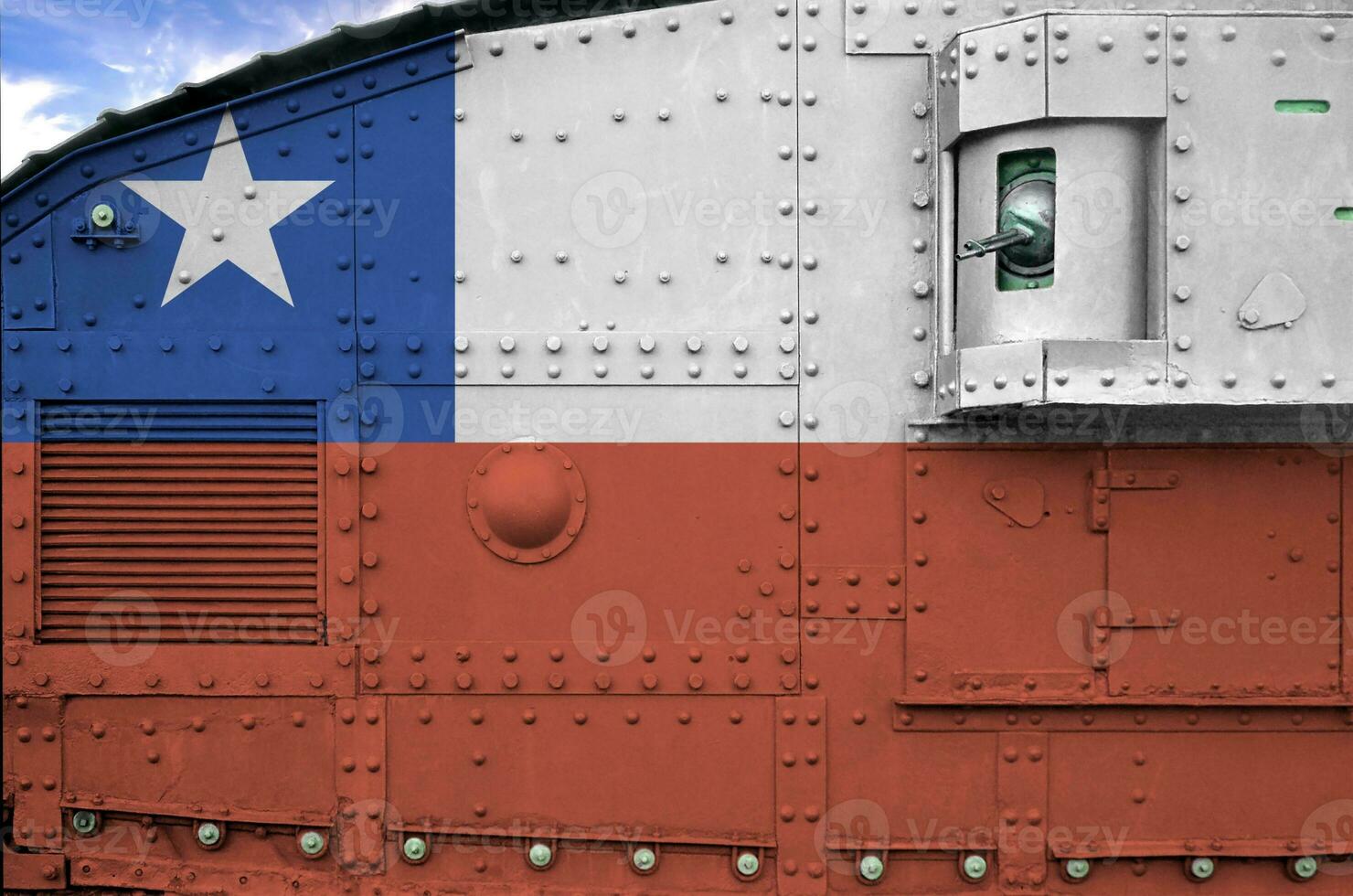Chili vlag afgebeeld Aan kant een deel van leger gepantserd tank detailopname. leger krachten conceptuele achtergrond foto