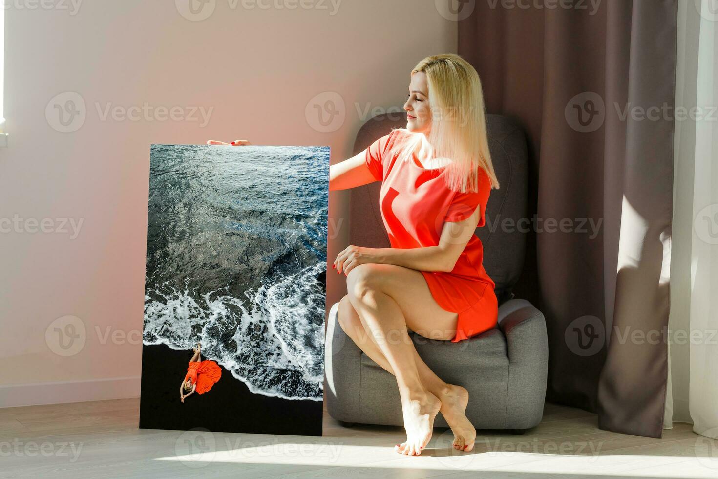 vrouw houdt canvas Bij huis foto